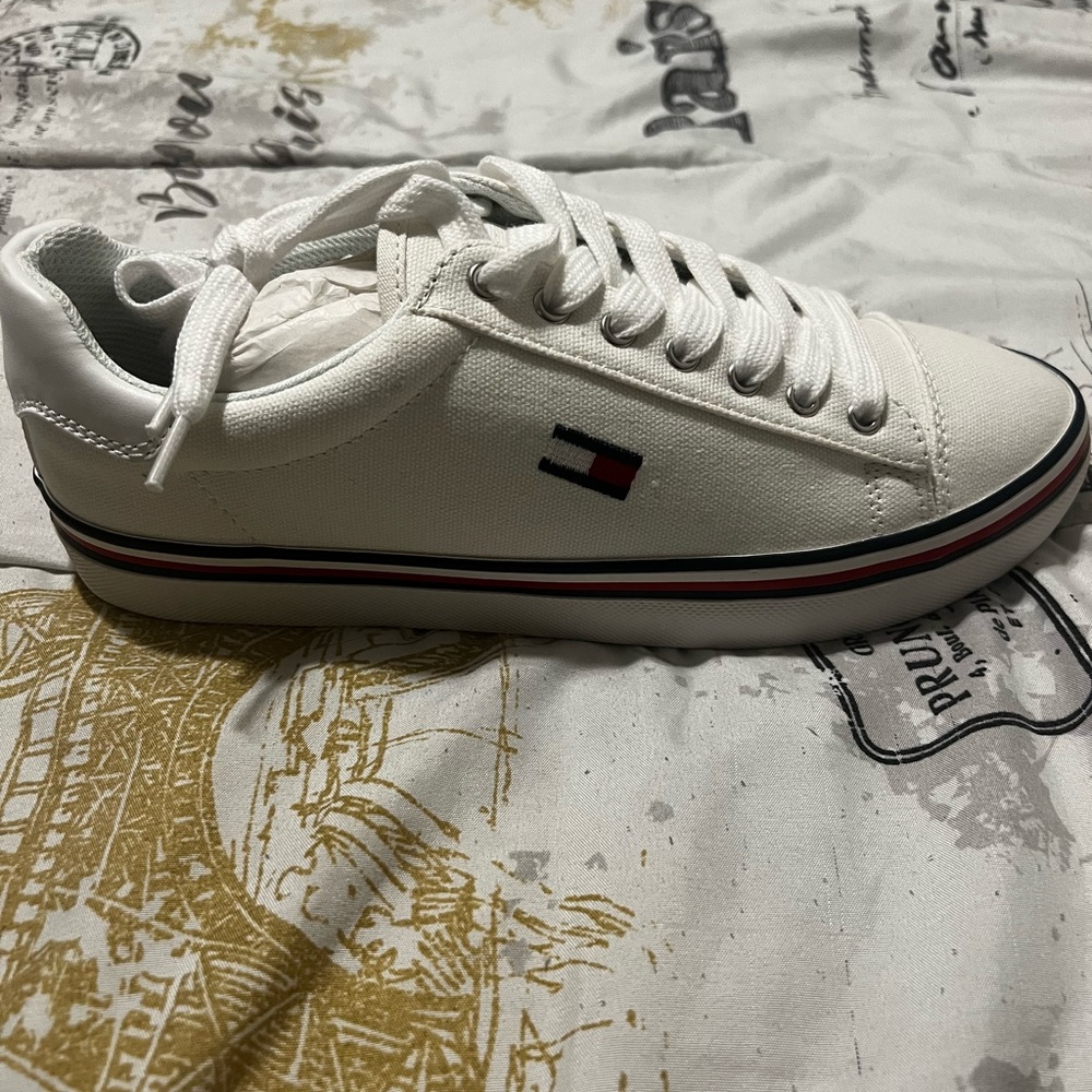 Tommy Hilfiger Fressian Lace-Up Sneakers - Picture 4 of 9
